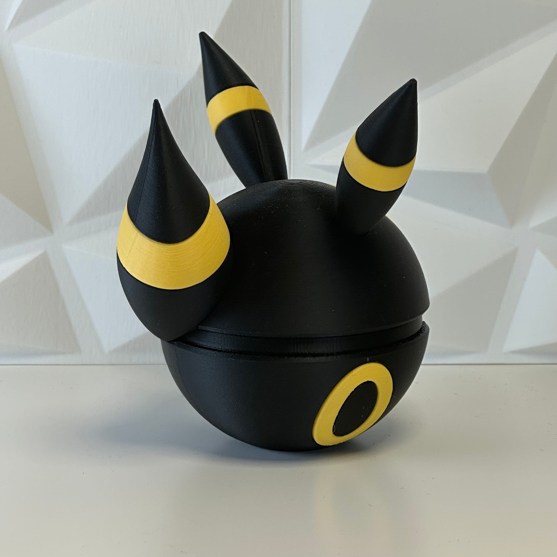 Detalle de la Pokéball Umbreon mostrando textura y colores