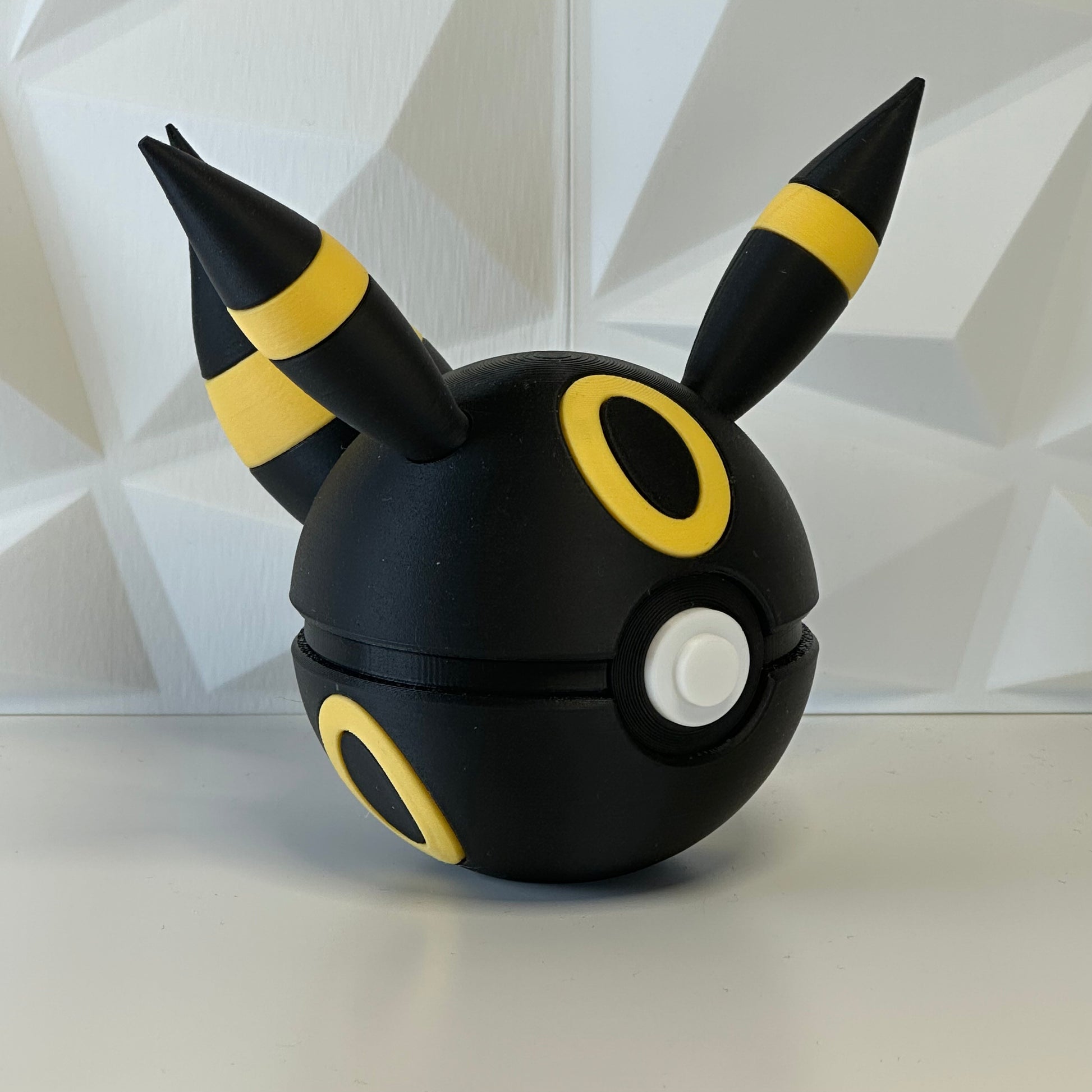 Pokéball de colección Umbreon presentada como pieza decorativa