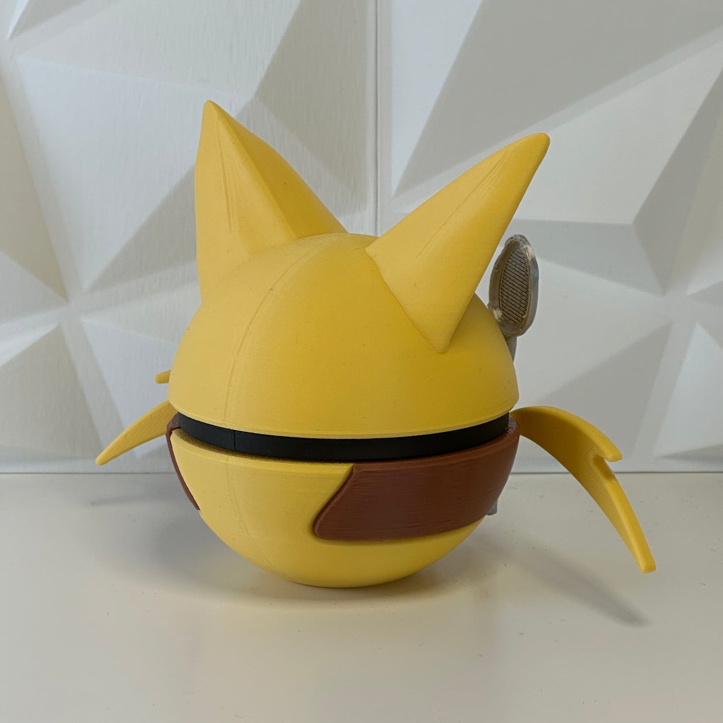 Detalle de la Pokéball Kadabra mostrando textura y colores