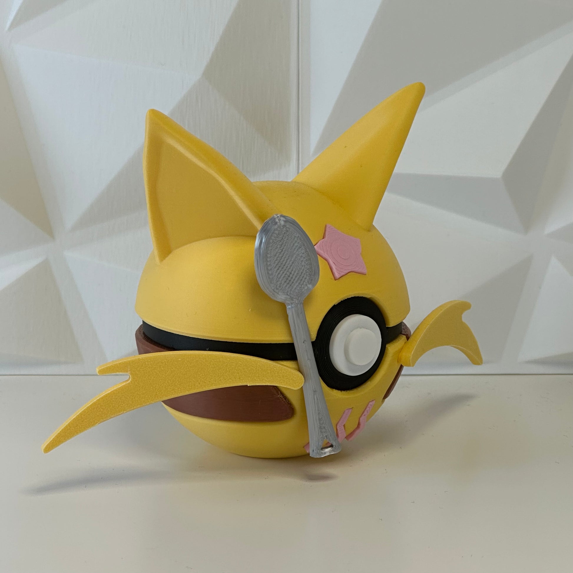 Pokéball de colección Kadabra presentada como pieza decorativa