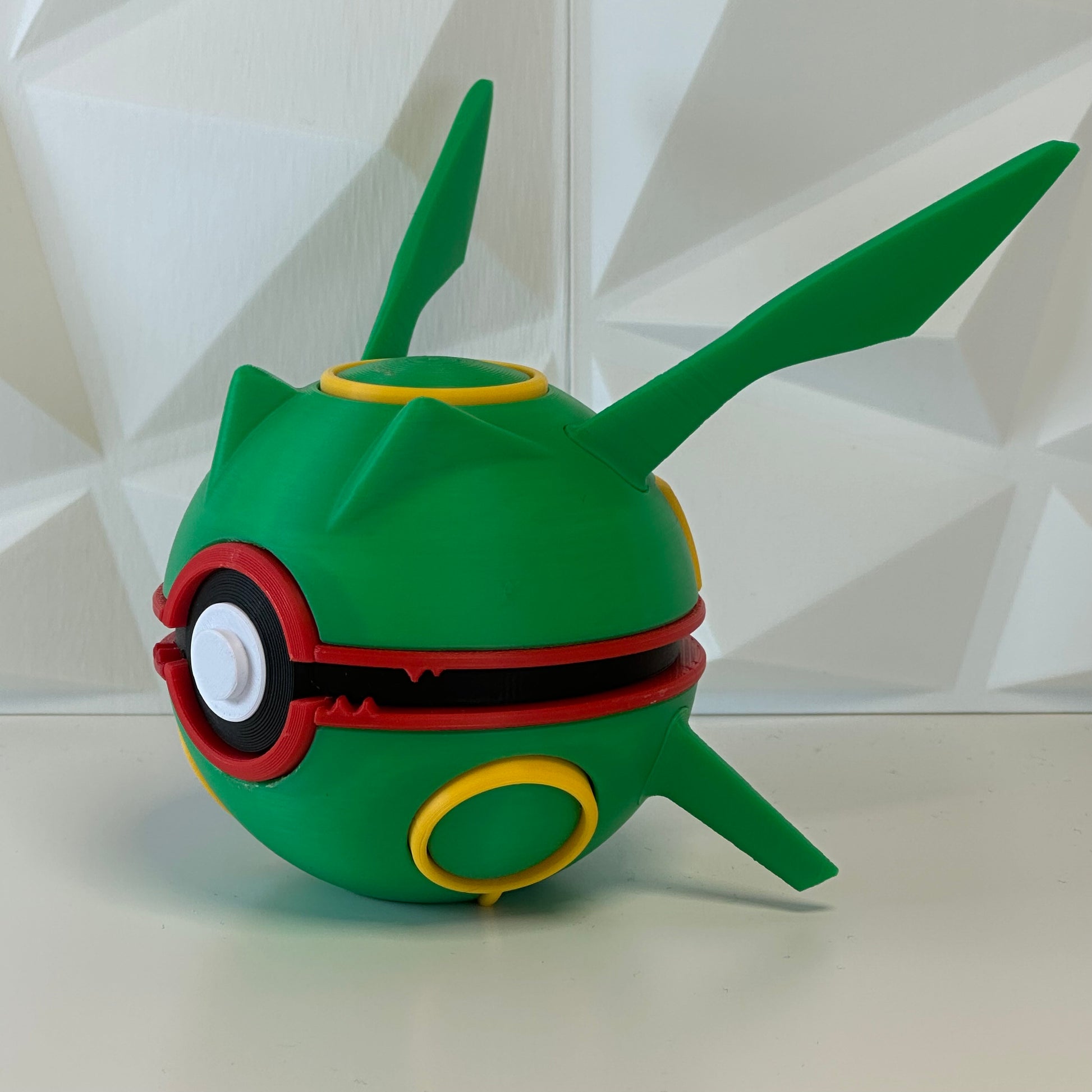 Pokéball edición Rayquaza vista lateral mostrando detalles del diseño