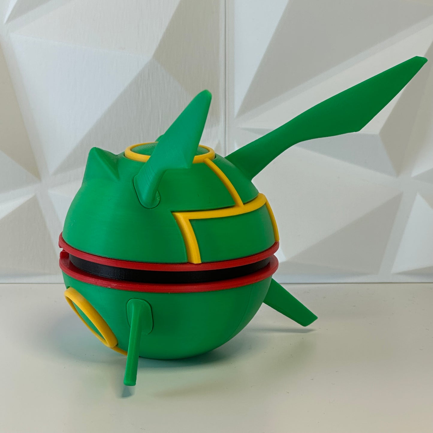 Pokéball edición Rayquaza vista trasera con acabado premium