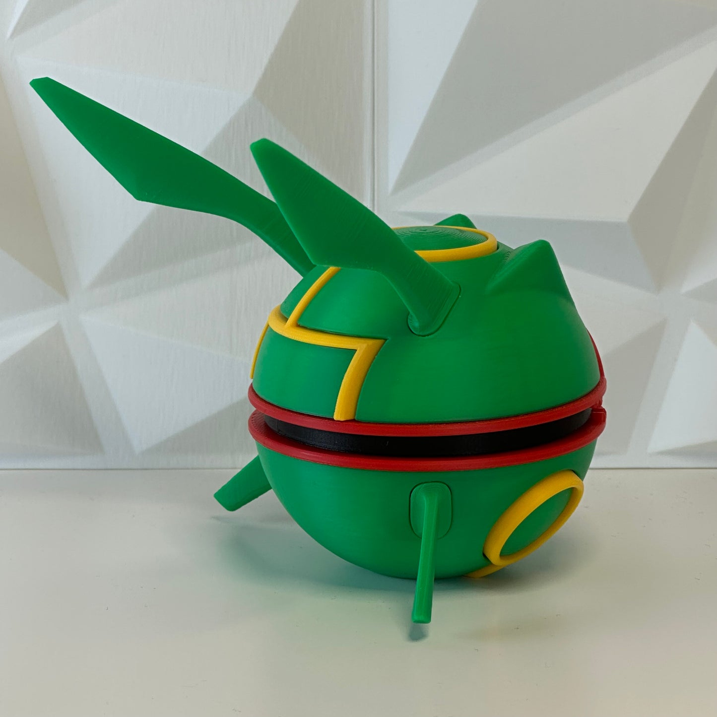 Detalle de la Pokéball Rayquaza mostrando textura y colores