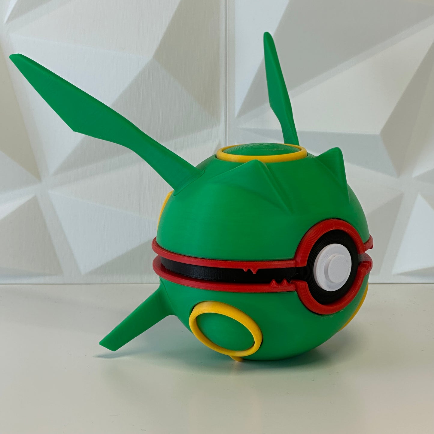 Pokéball de colección Rayquaza presentada como pieza decorativa