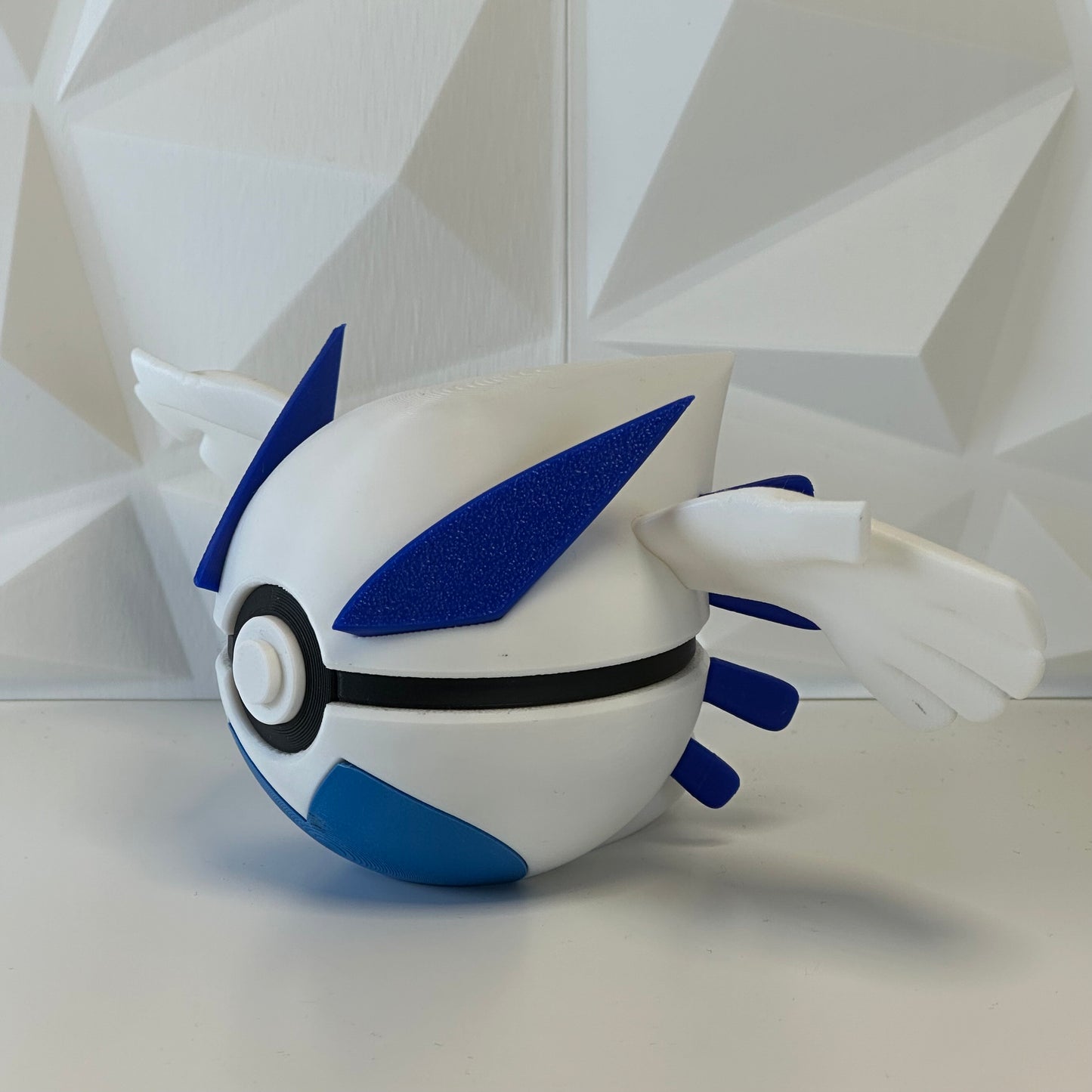 Pokéball edición Lugia vista lateral mostrando detalles del diseño