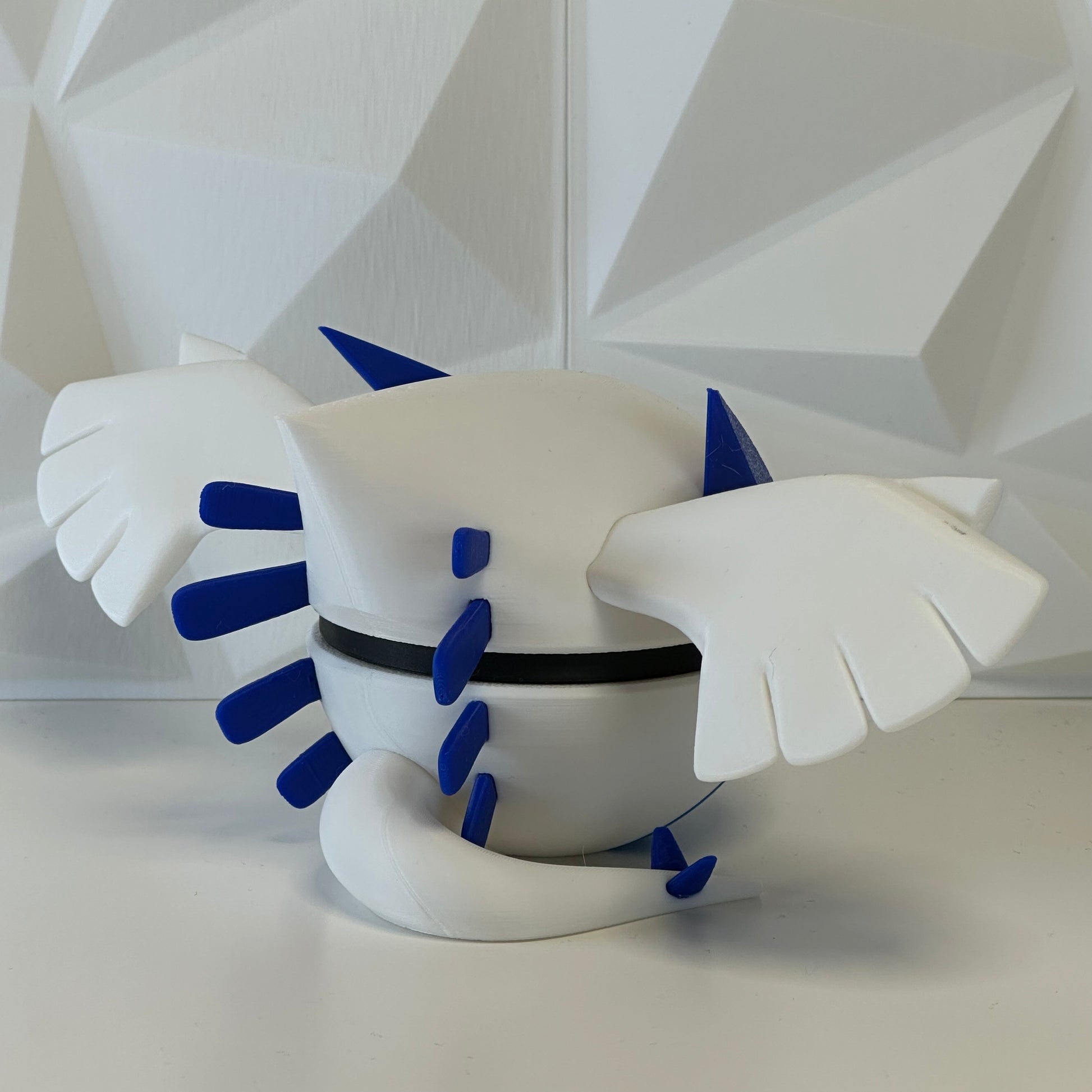 Detalle de la Pokéball Lugia mostrando textura y colores