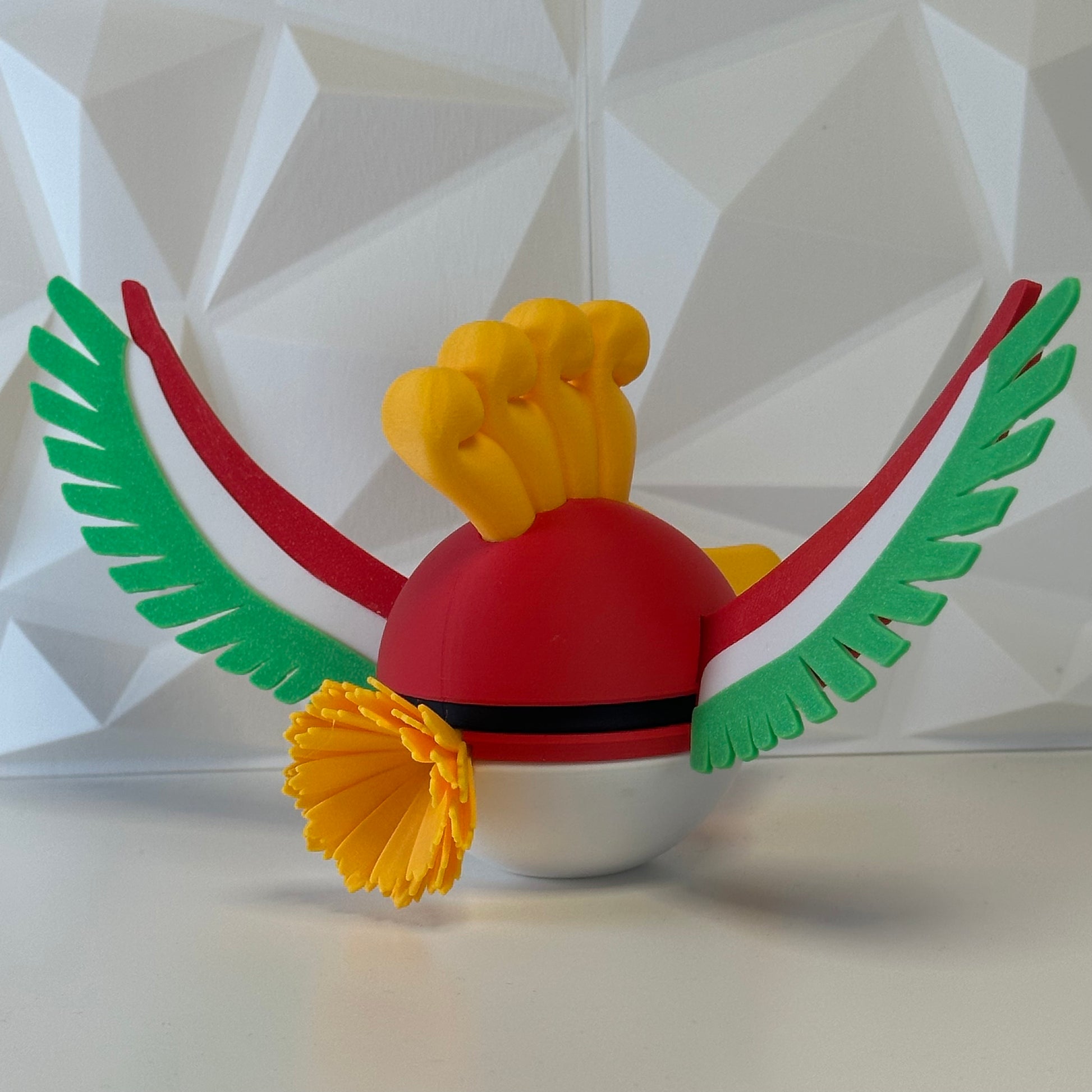 Detalle de la Pokéball Ho-Oh mostrando textura y colores