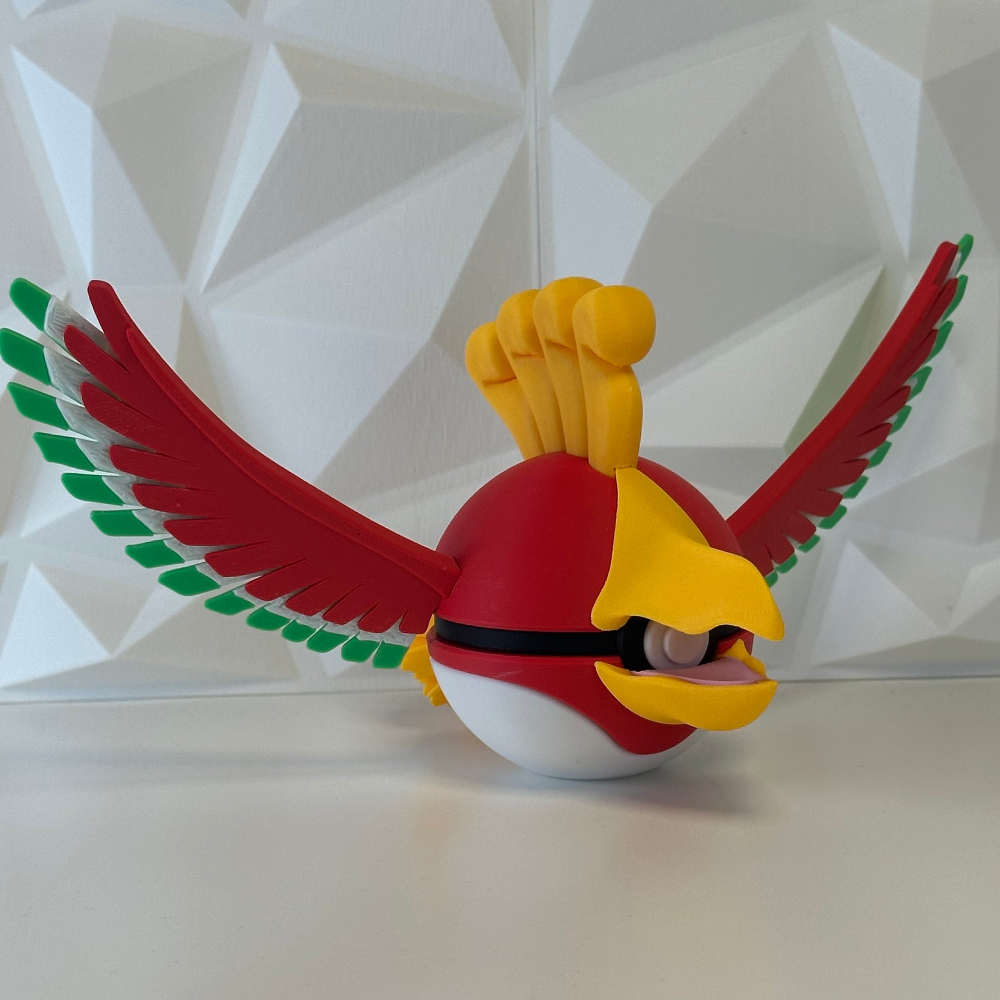 Pokéball de colección Ho-Oh presentada como pieza decorativa