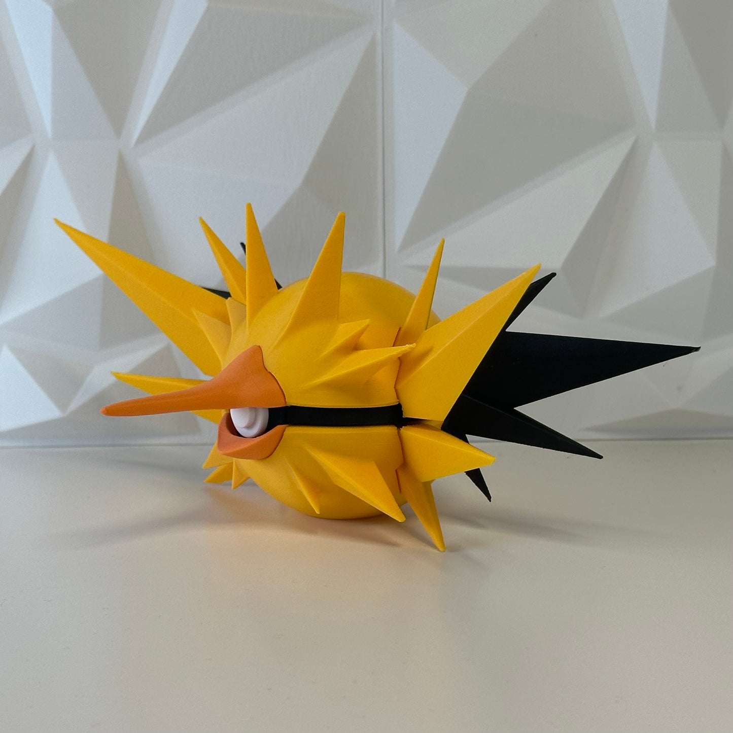 Pokéball edición Zapdos vista lateral mostrando detalles del diseño