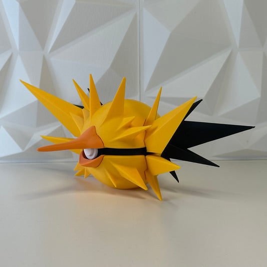 Pokéball edición Zapdos vista lateral mostrando detalles del diseño