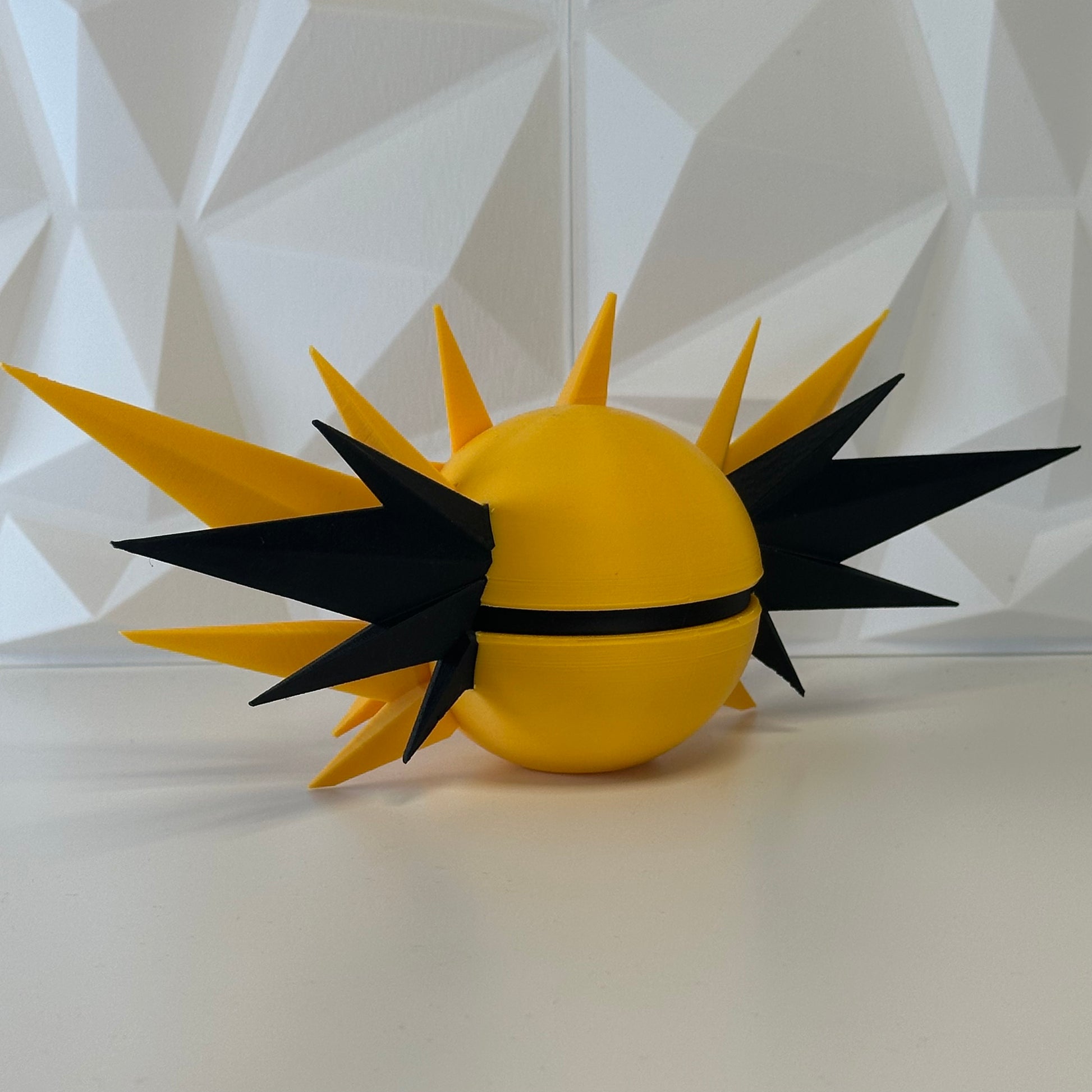 Pokéball edición Zapdos vista trasera con acabado premium