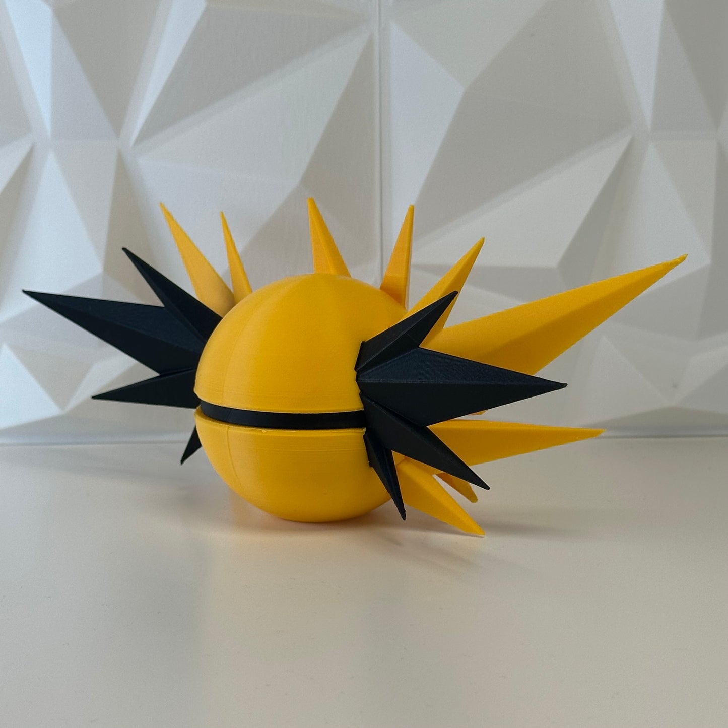 Detalle de la Pokéball Zapdos mostrando textura y colores