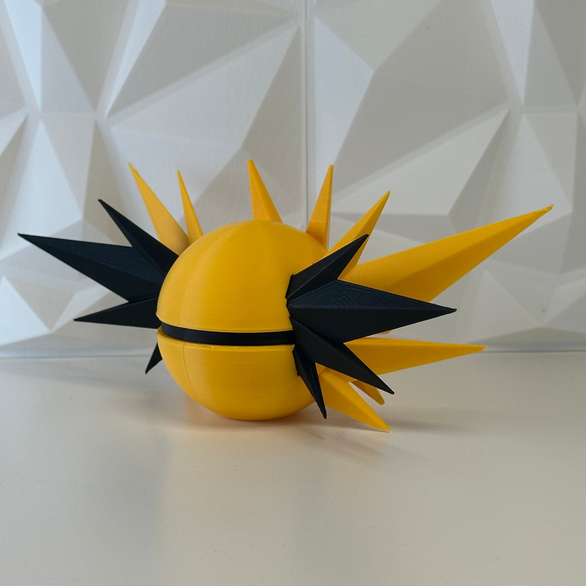 Detalle de la Pokéball Zapdos mostrando textura y colores