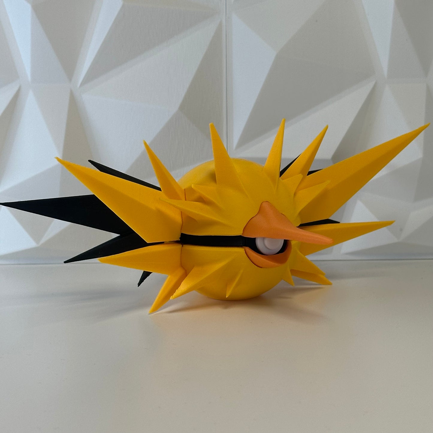 Pokéball de colección Zapdos presentada como pieza decorativa