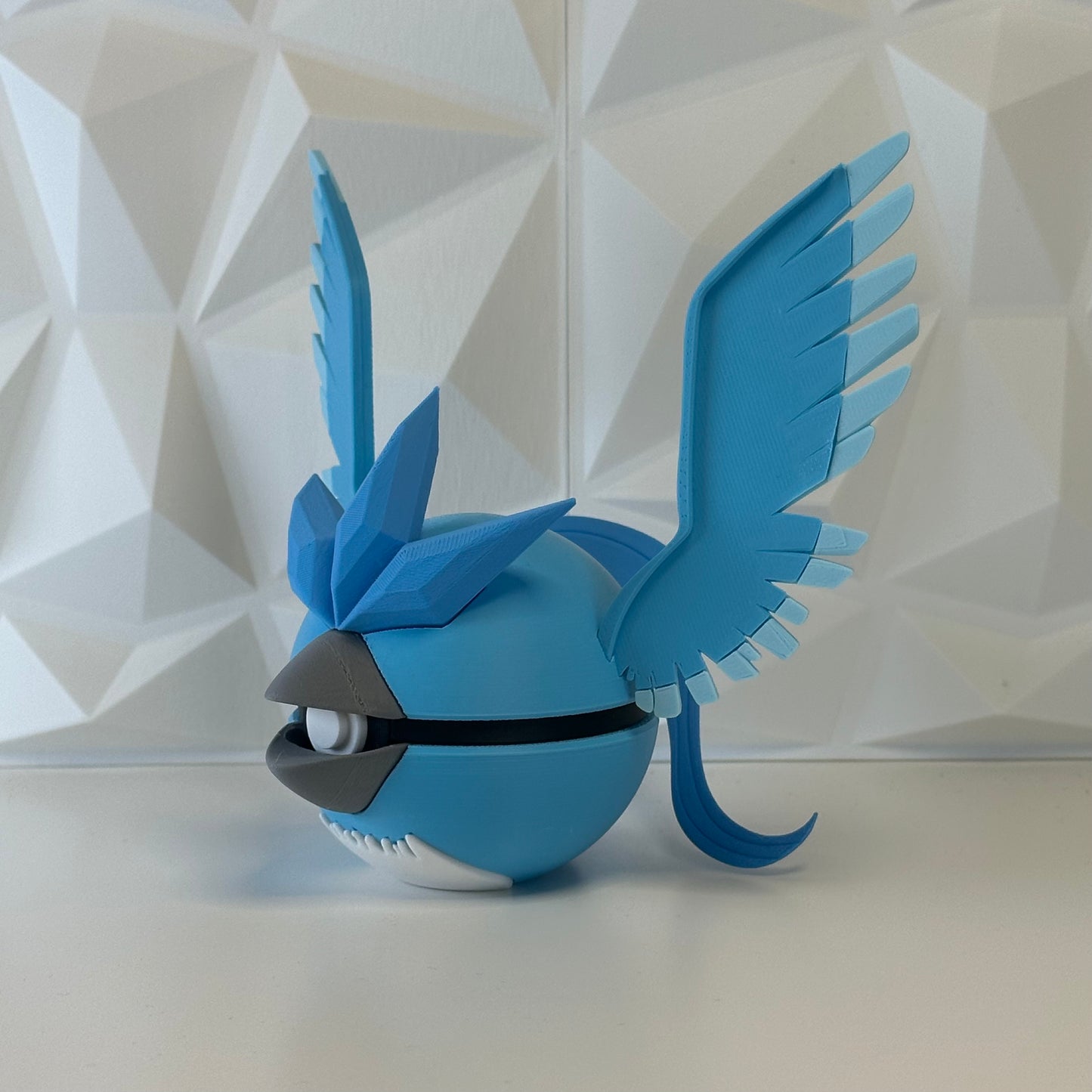 Pokéball edición Articuno vista lateral mostrando detalles del diseño