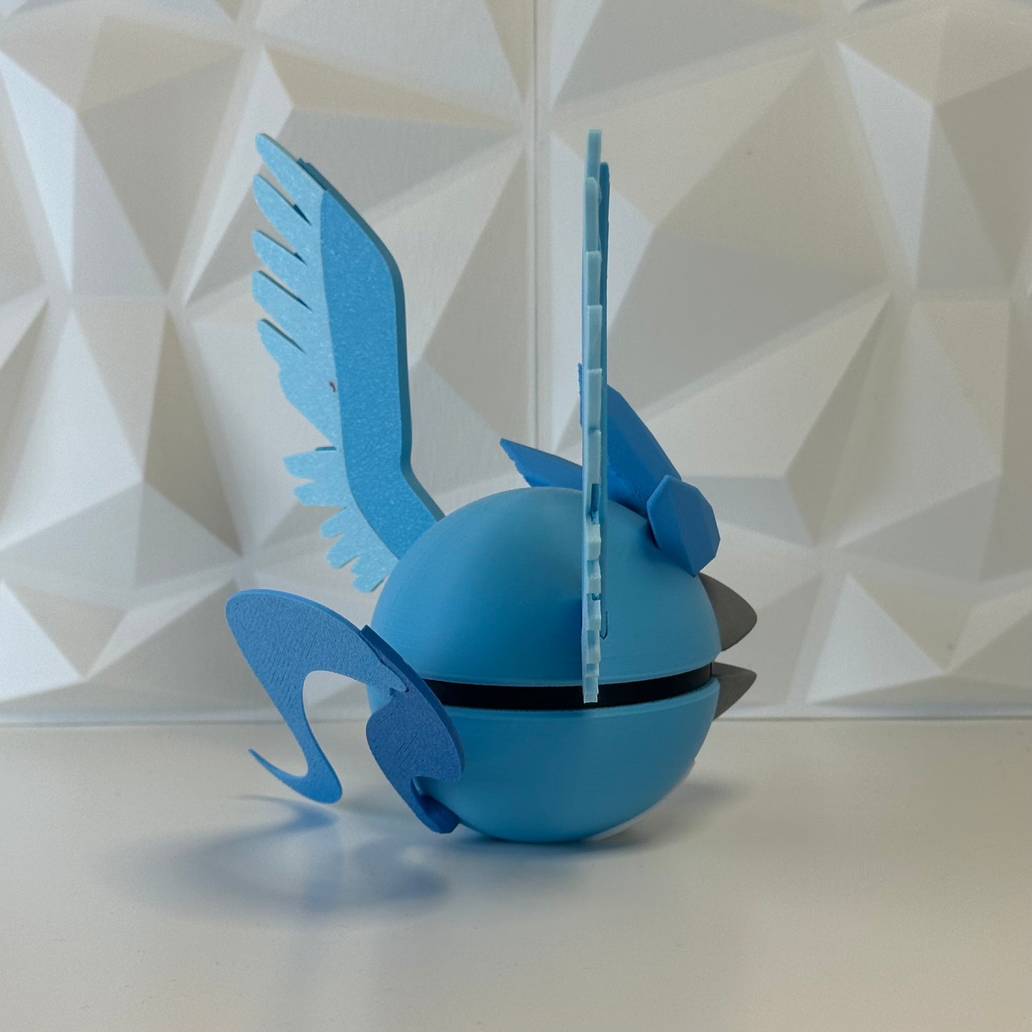 Detalle de la Pokéball Articuno mostrando textura y colores