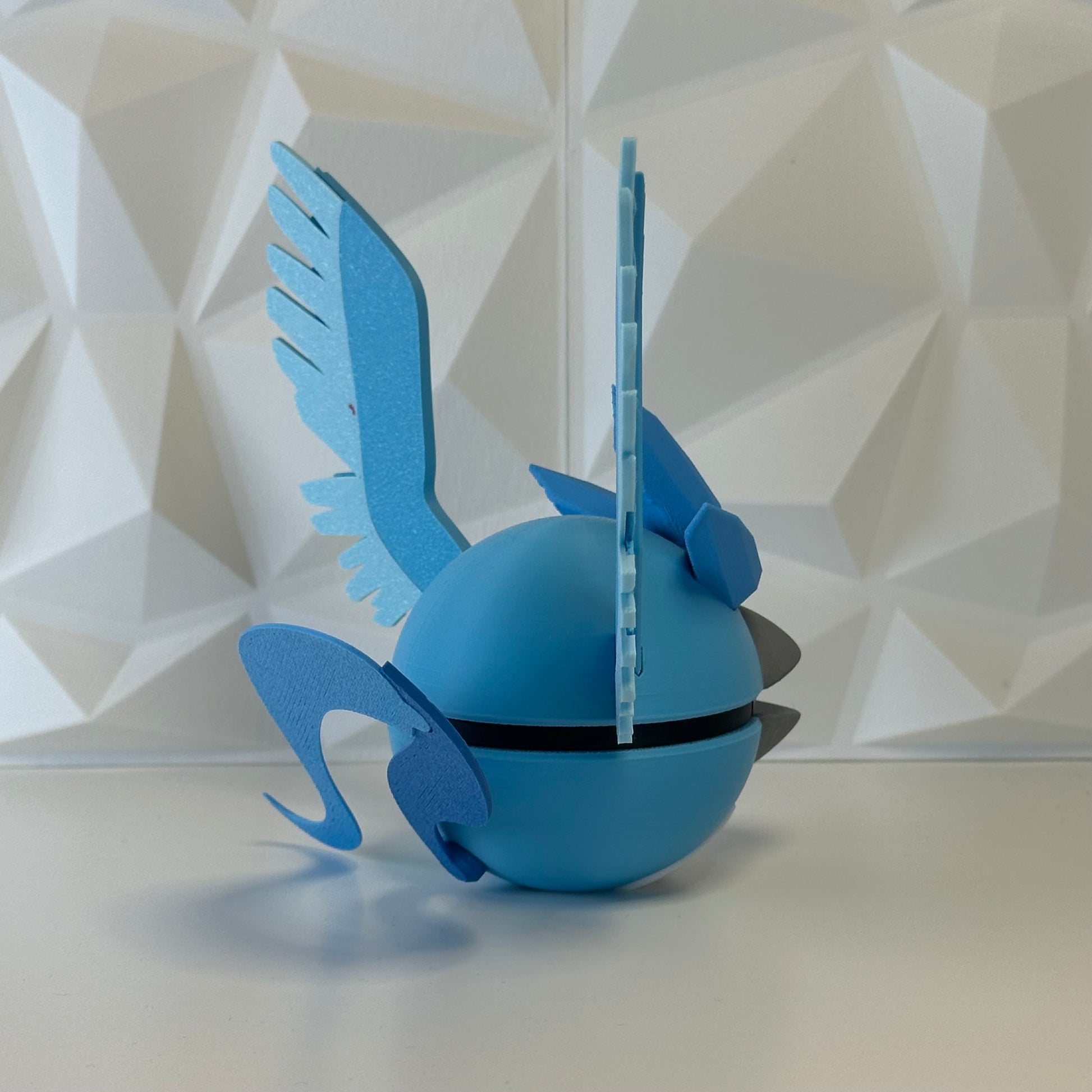 Detalle de la Pokéball Articuno mostrando textura y colores