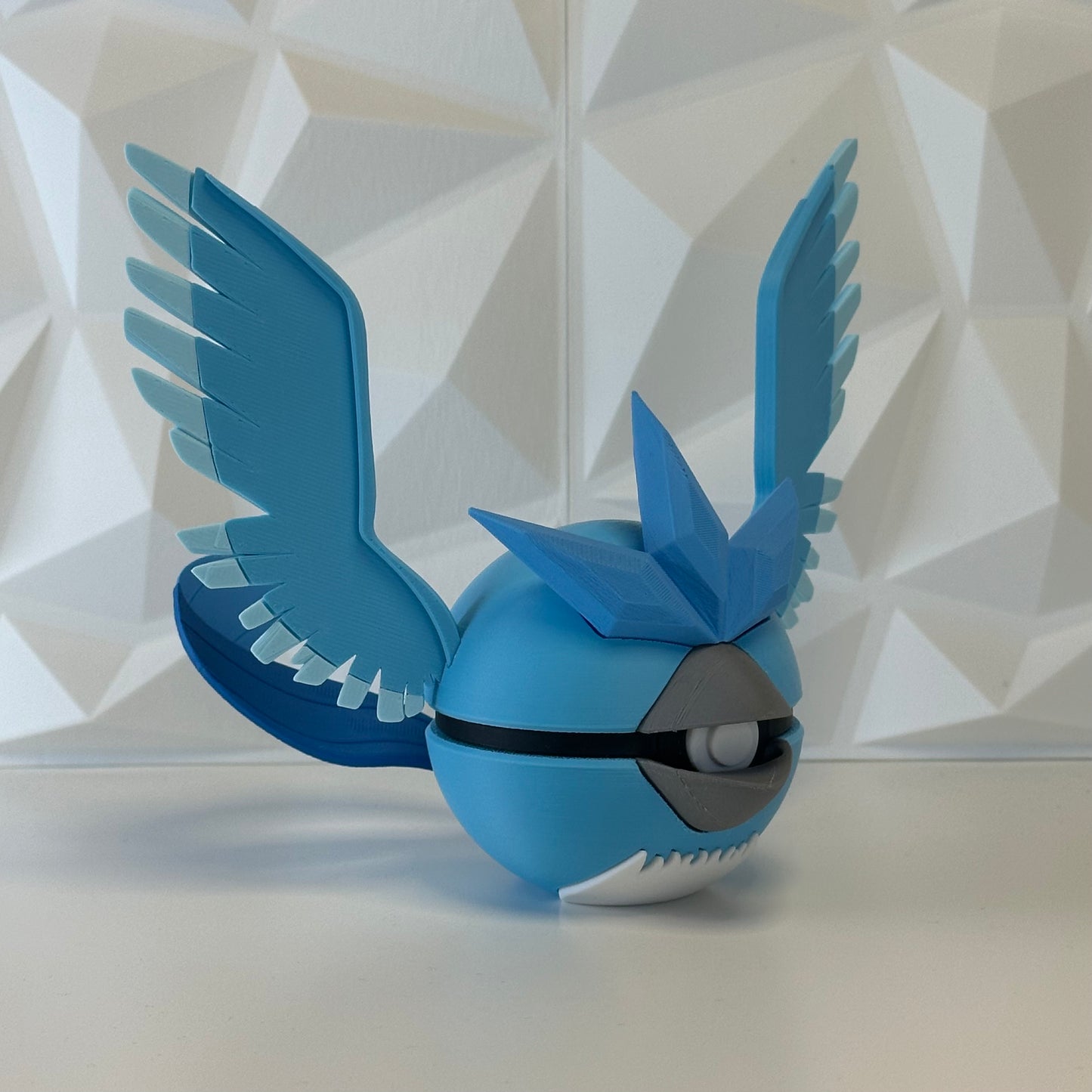 Pokéball de colección Articuno presentada como pieza decorativa