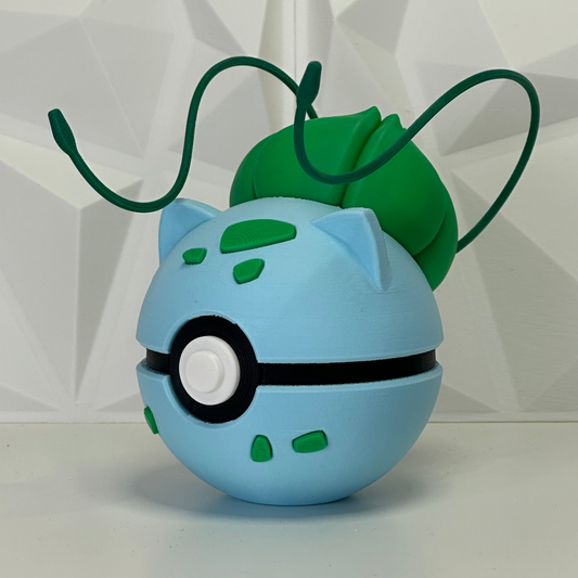 Detalle lateral de Pokéball temática Bulbasaur mostrando las manchas verdes y la textura del bulbo.
