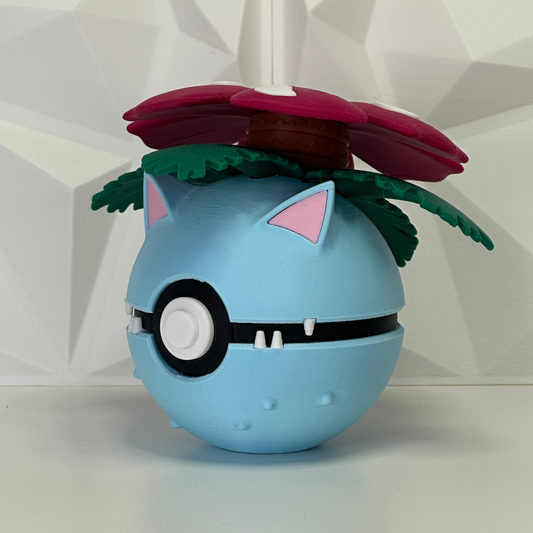 Figura Pokéball Venusaur impresión 3D PLA Premium, vista frontal con flor rosa y hojas verdes.