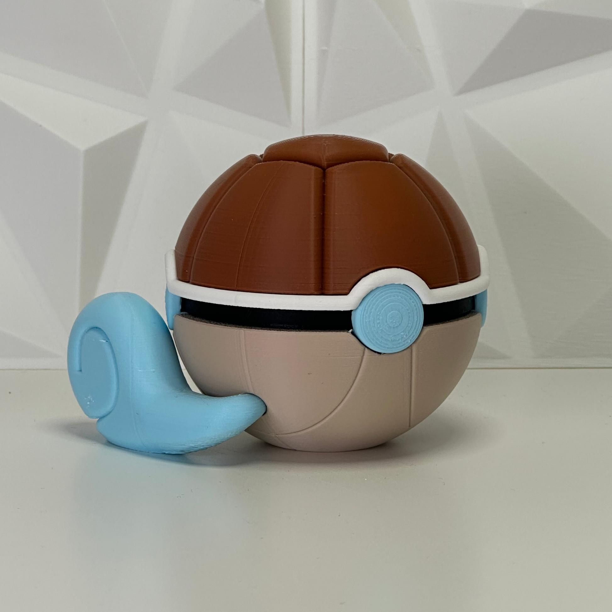 Perfil de la figura Squirtle Pokéball resaltando el relieve de la cola y la calidad de las capas de impresión