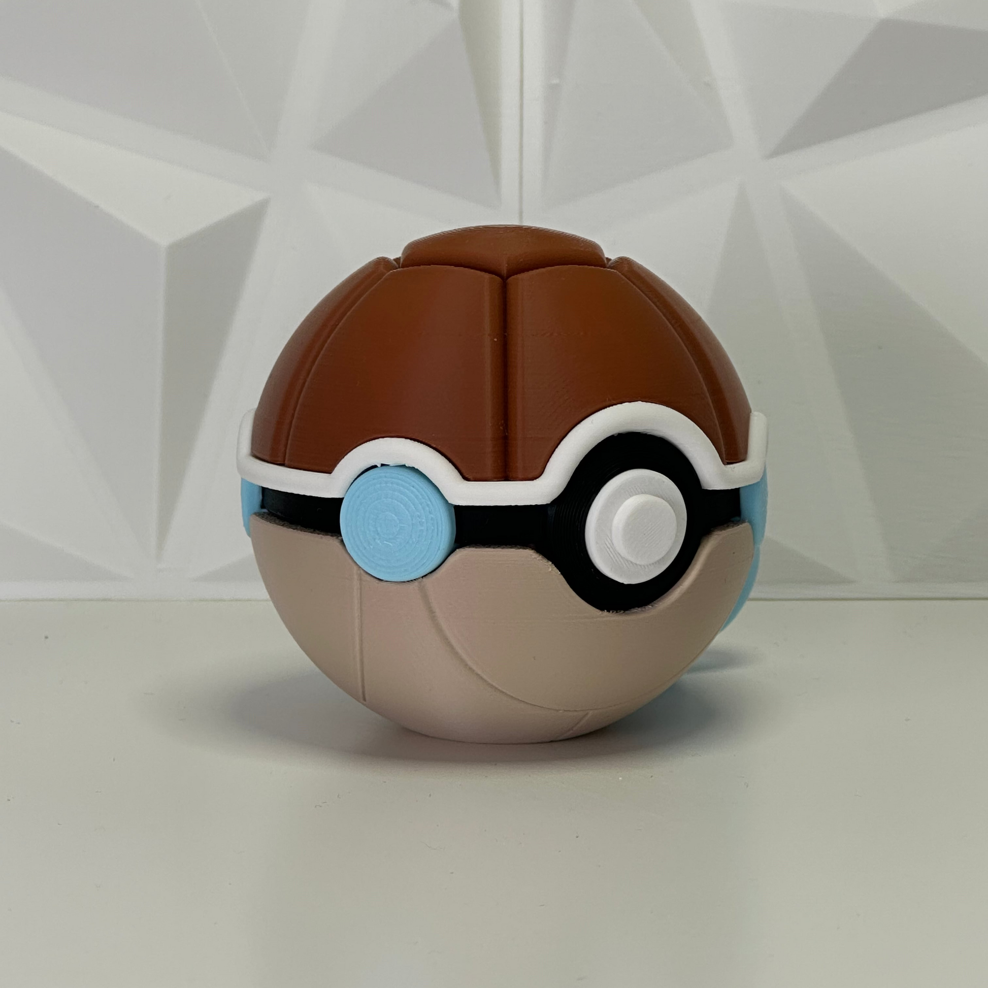 Primer plano de la Pokéball edición especial Squirtle, enfoque en el botón central y colores azul y crema