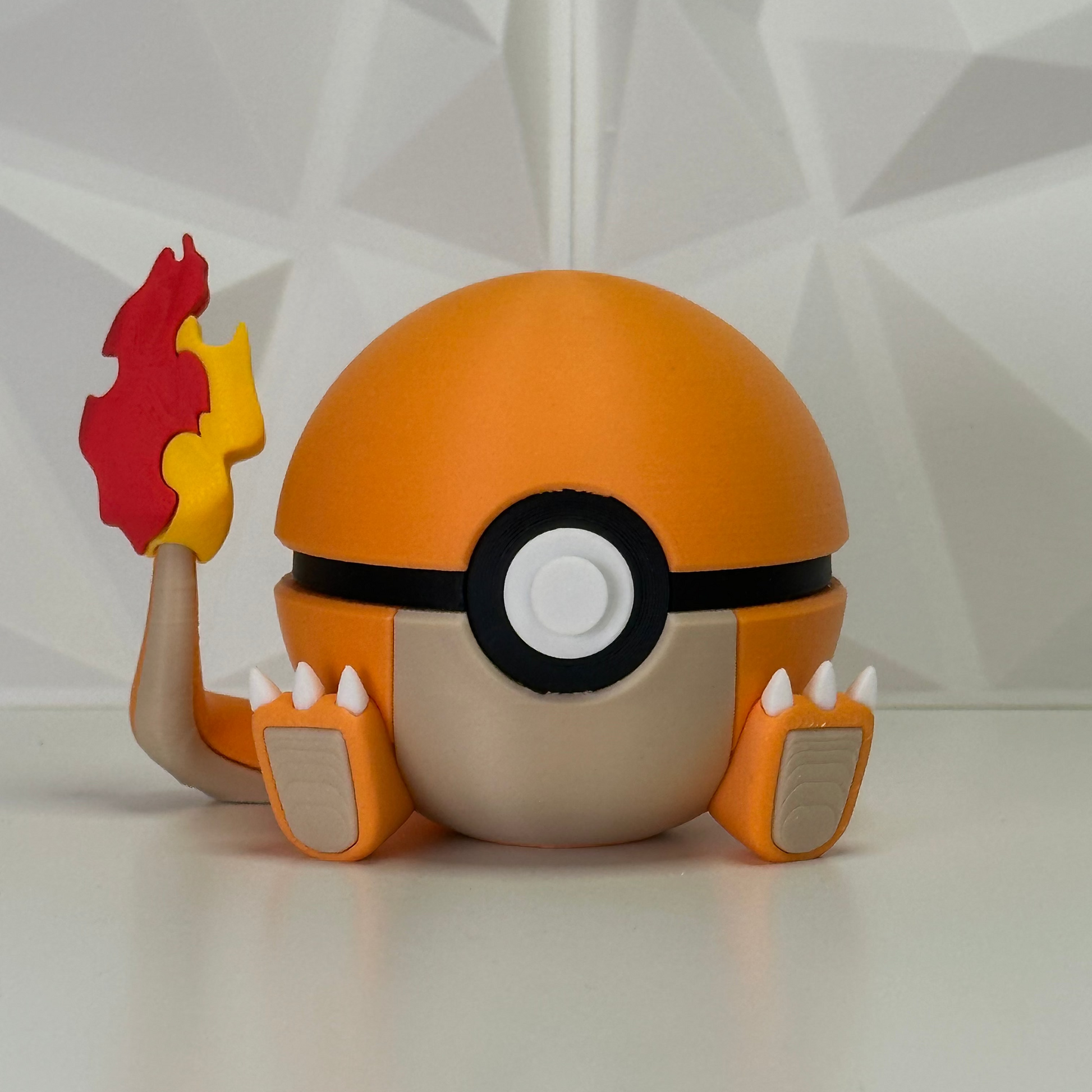 Figura Pokéball Charmander edición especial Proyecto Master Ball, vista frontal con cola llameante y garras.