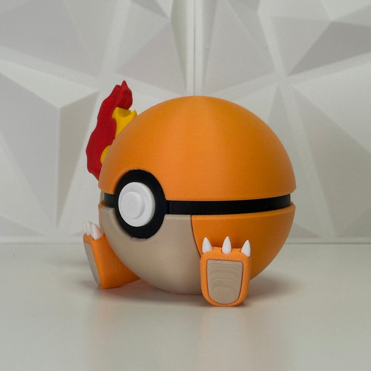 Vista en ángulo de la Pokéball de Charmander mostrando el contraste de colores naranja y crema