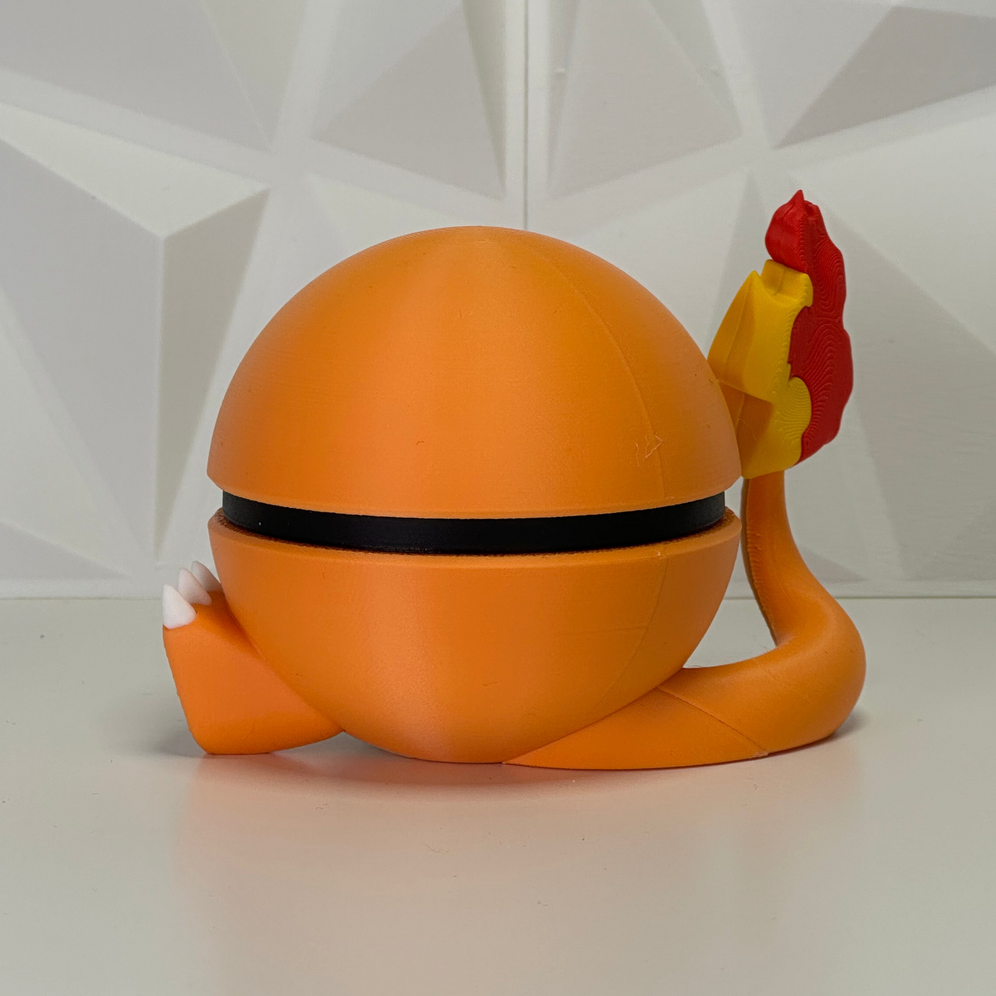 Perfil de la figura Charmander Pokéball resaltando la curvatura de la cola y el acabado del PLA Premium