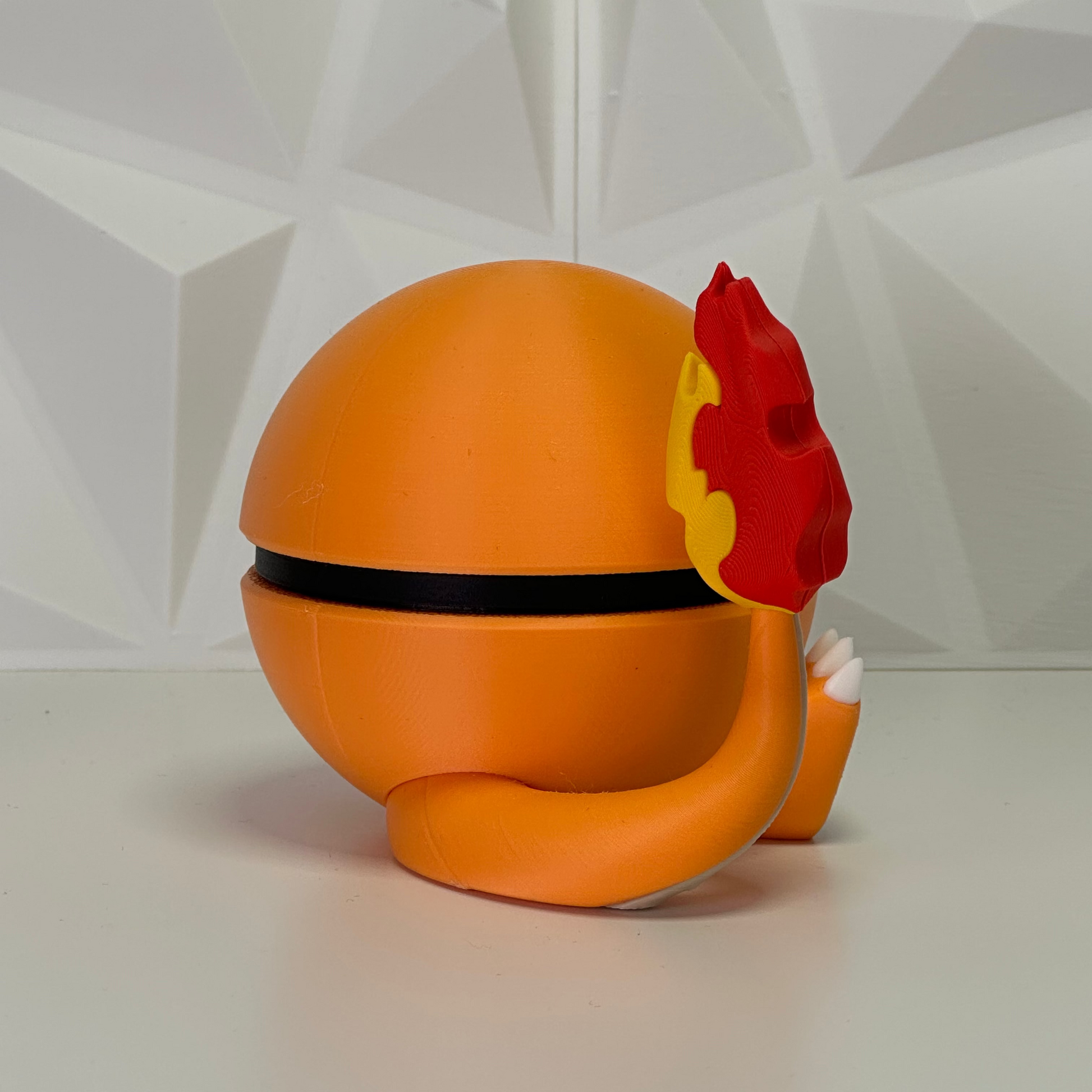 Detalle de la cola de fuego de la Pokéball temática Charmander en impresión 3D de alta resolución