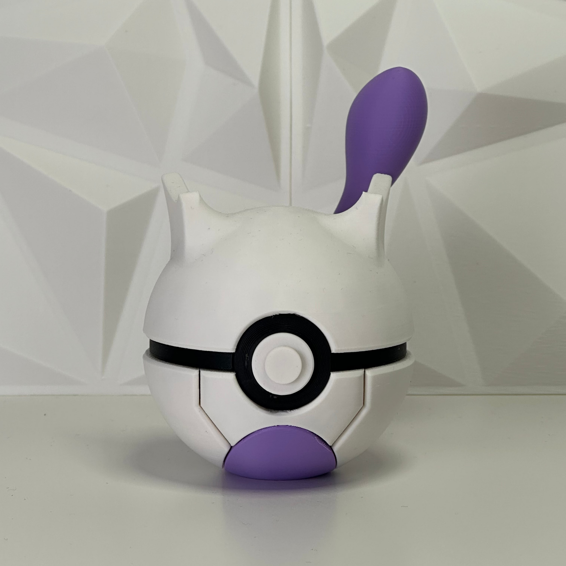 Figura Pokéball Mewtwo edición Kanto Legends, vista frontal con detalle de cola púrpura y orejas
