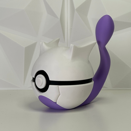 Primer plano de la Pokéball de Mewtwo, enfoque en el botón central y la elegancia de los colores legendarios
