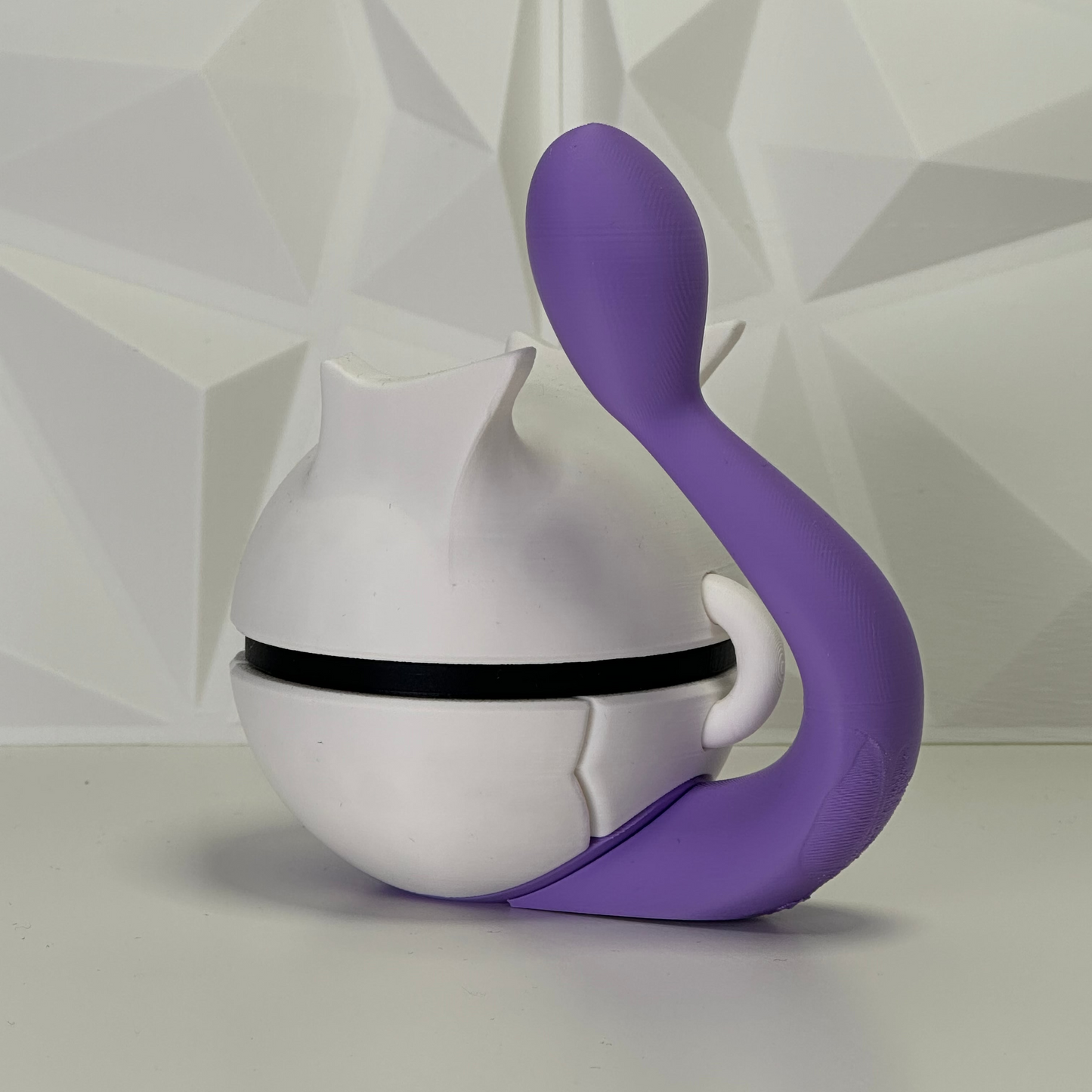 Detalle de la imponente cola púrpura de la Pokéball temática Mewtwo en impresión 3D PLA Premium
